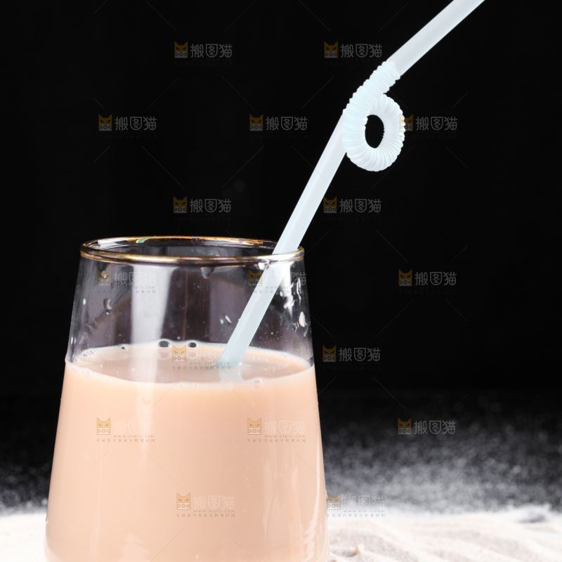 黑底上的奶茶粉