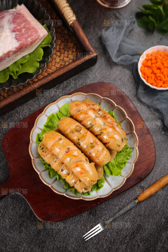 黑底上的膳食蔬菜肠