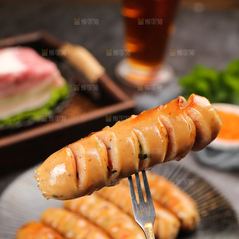黑底上的膳食蔬菜肠