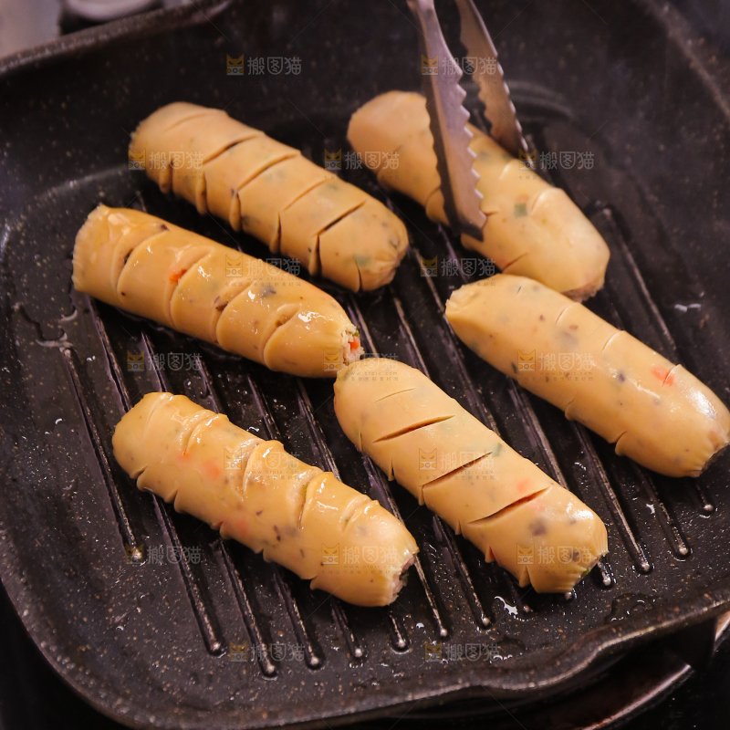 锅里正在煎蔬菜肠