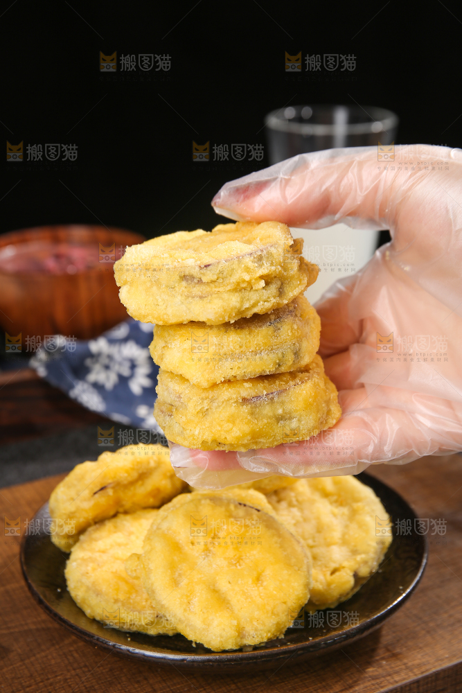 深底上的炸茄盒
