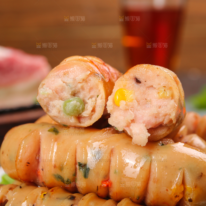 黑底上的膳食蔬菜肠