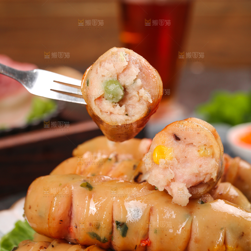 黑底上的膳食蔬菜肠