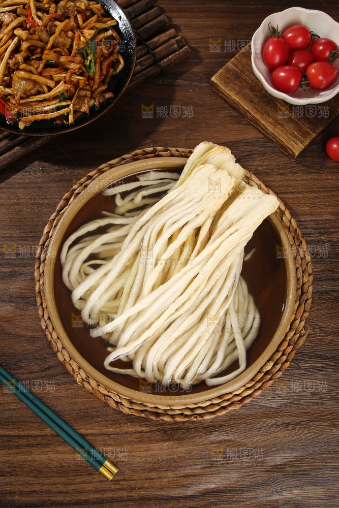 木底上的干萝卜条