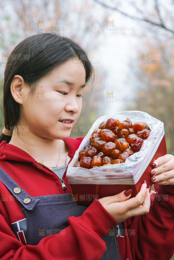 手里拿着一盒蜜枣