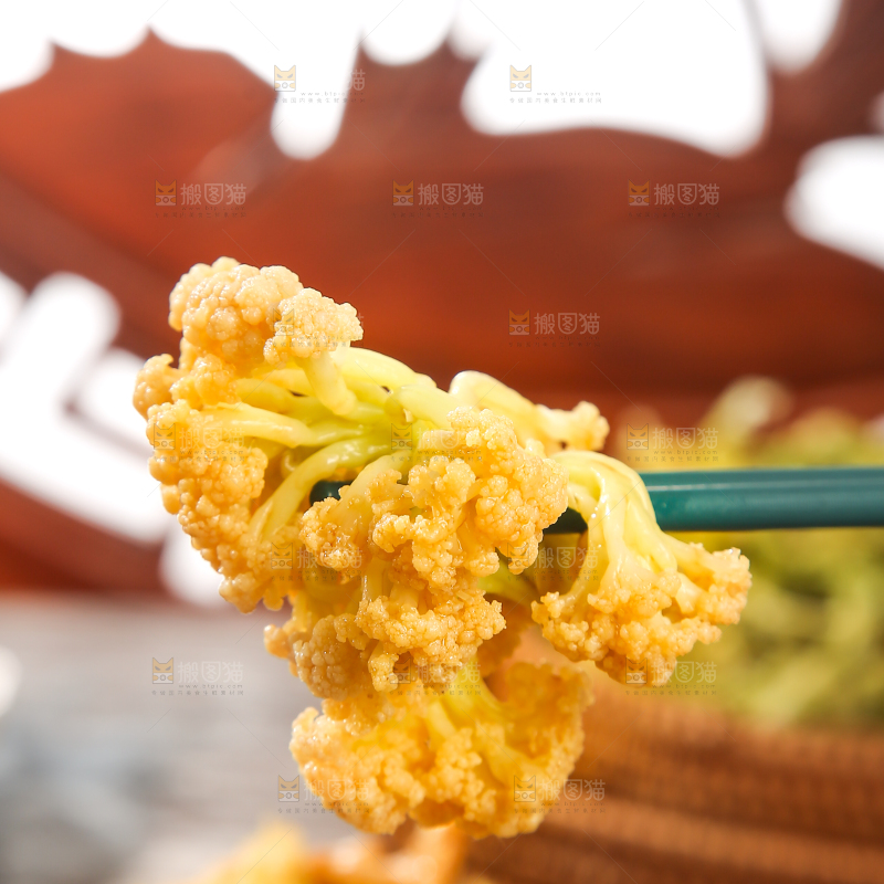 木底上的干花菜炒肉