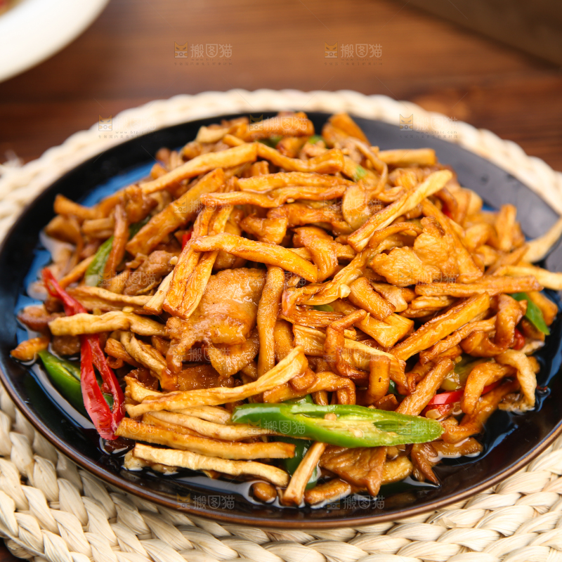 木底上的萝卜条炒肉丝