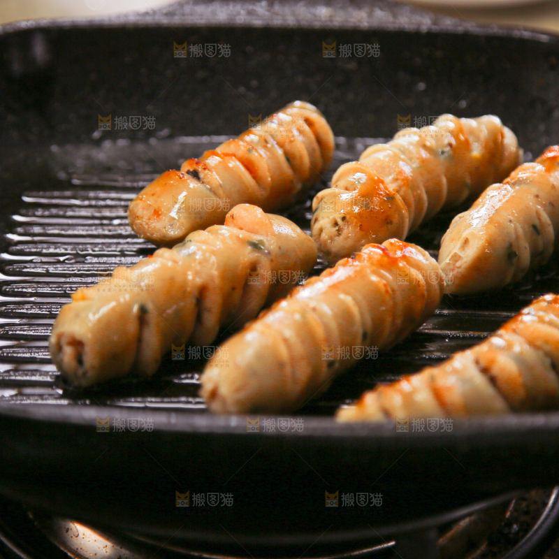 锅里正在煎蔬菜肠