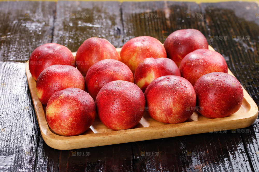 深底上的白心油桃