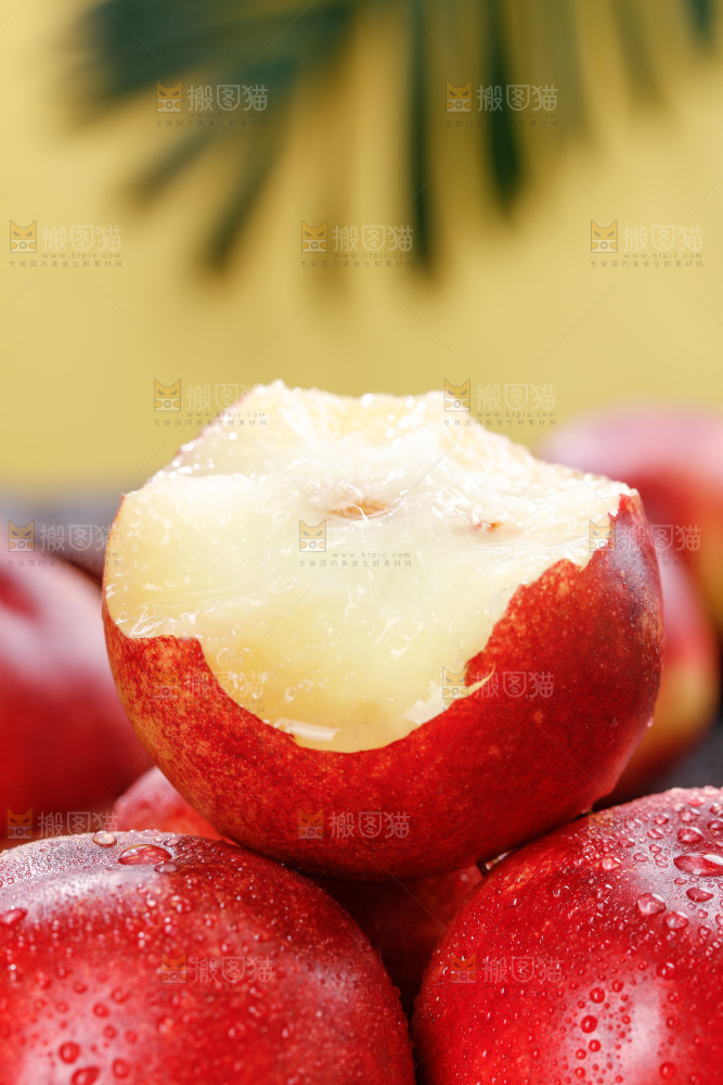 深底上的白心油桃