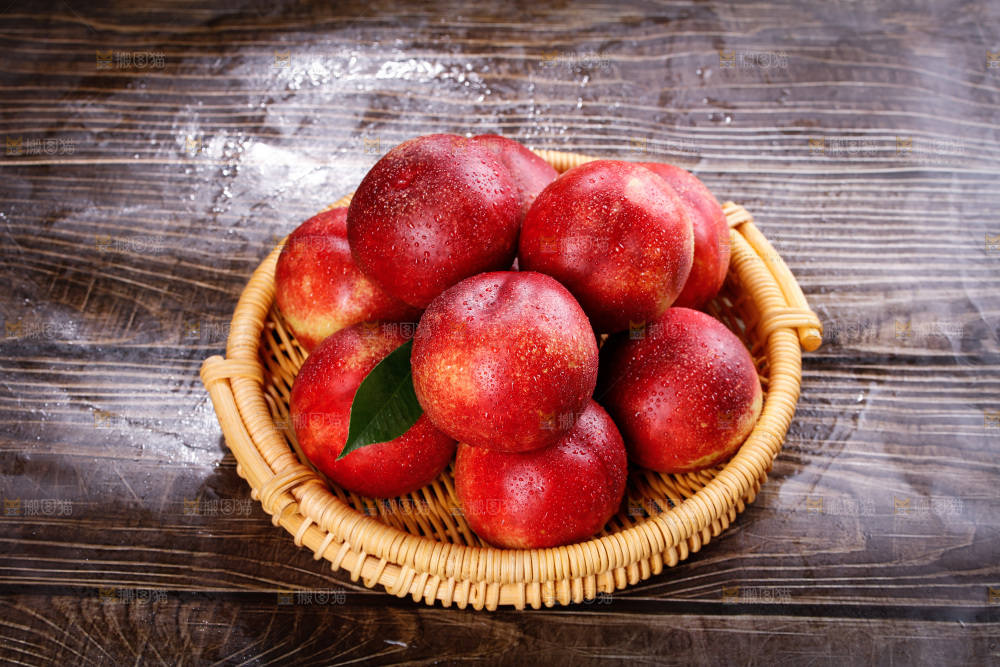 深底上的白心油桃