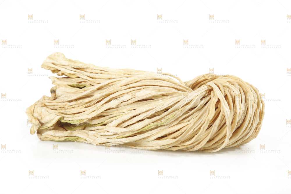 白底上的干萝卜条