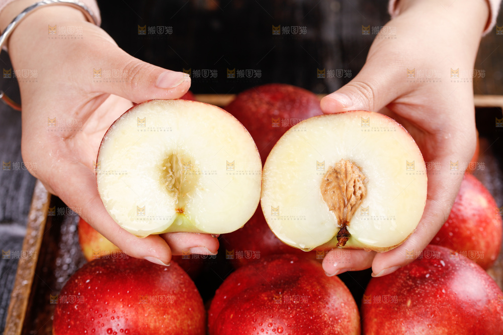 深底上的白心油桃