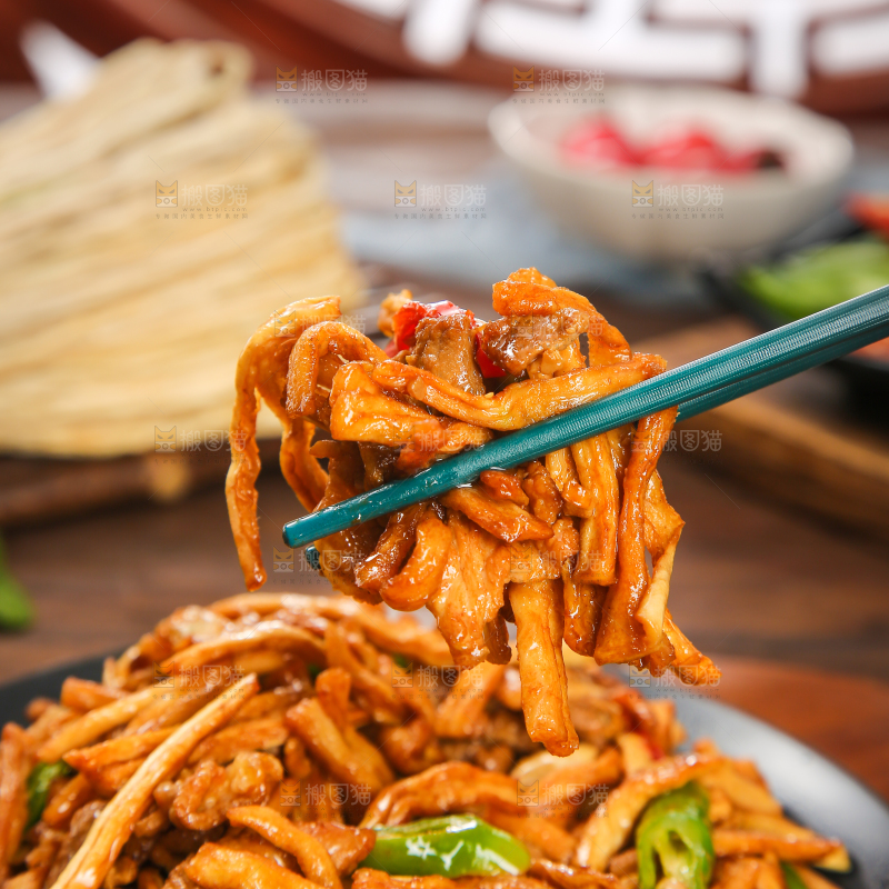 木底上的萝卜条炒肉丝