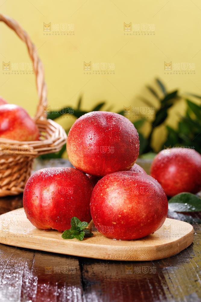 深底上的白心油桃