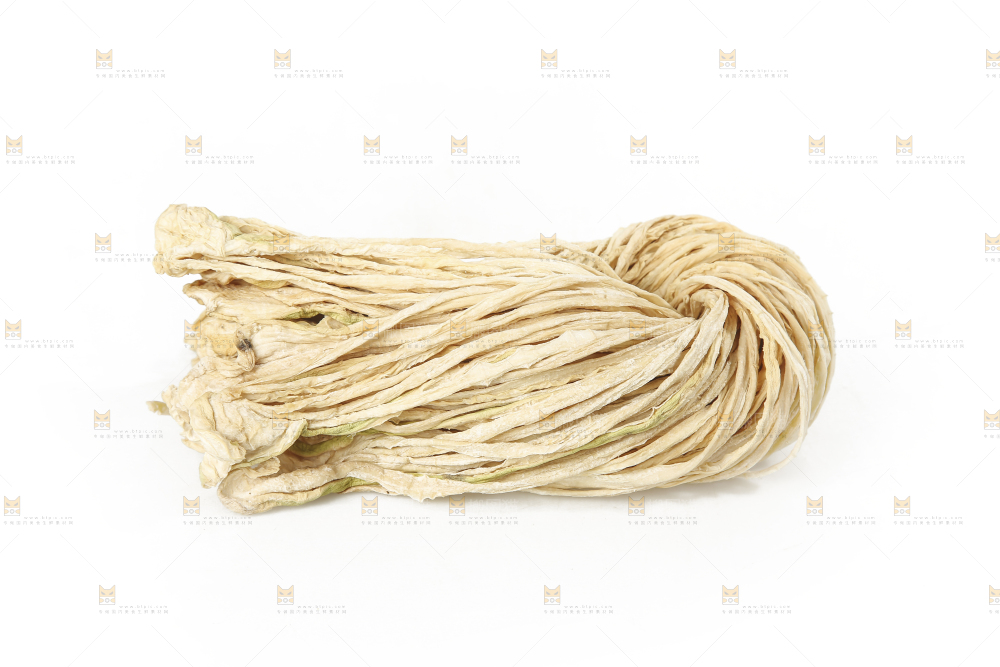 白底上的干萝卜条