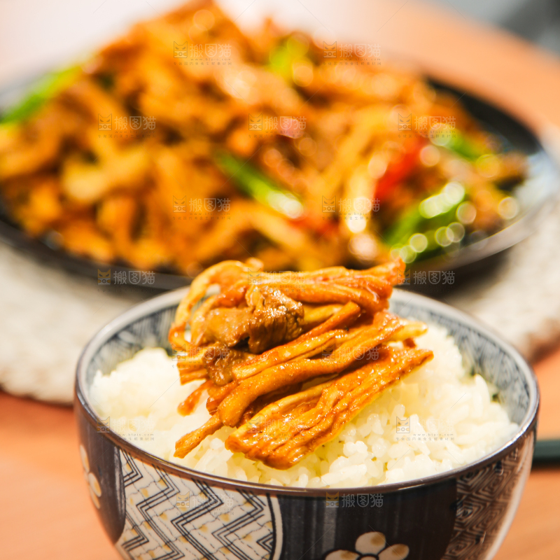 木底上的萝卜条炒肉丝