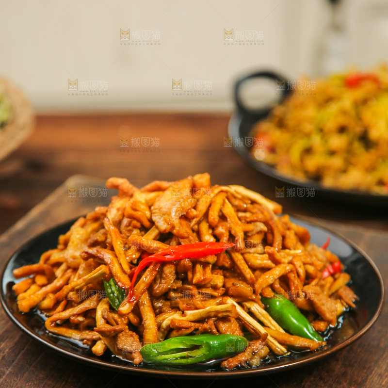 木底上的萝卜条炒肉丝