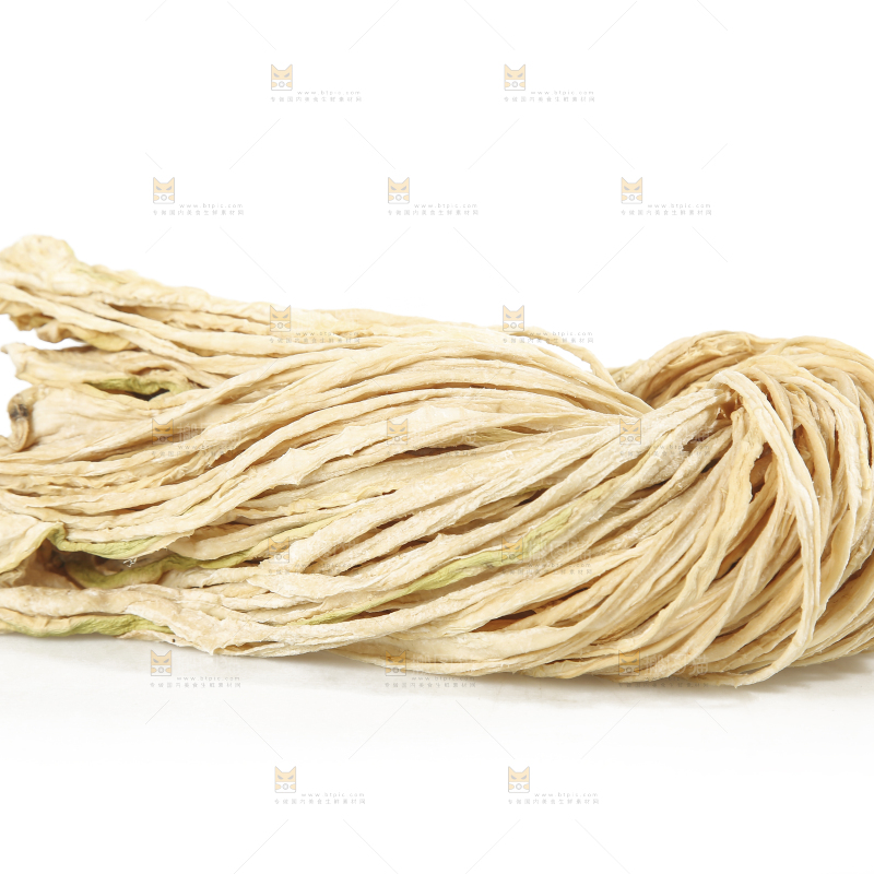 白底上的干萝卜条