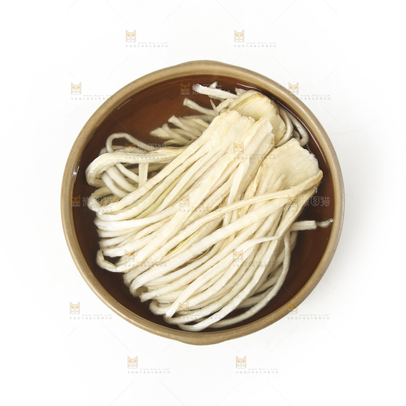 白底上的干萝卜条