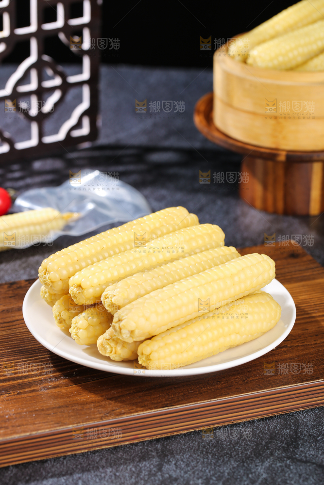 深底上的拇指小玉米