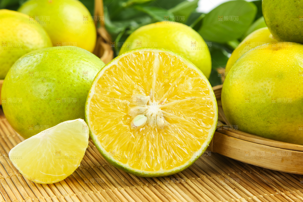 木底上的新鲜皇帝柑