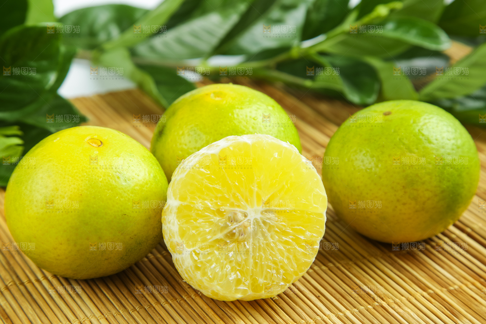 木底上的新鲜皇帝柑