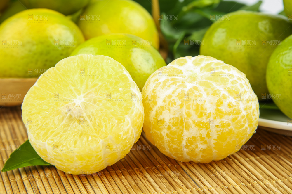 木底上的新鲜皇帝柑