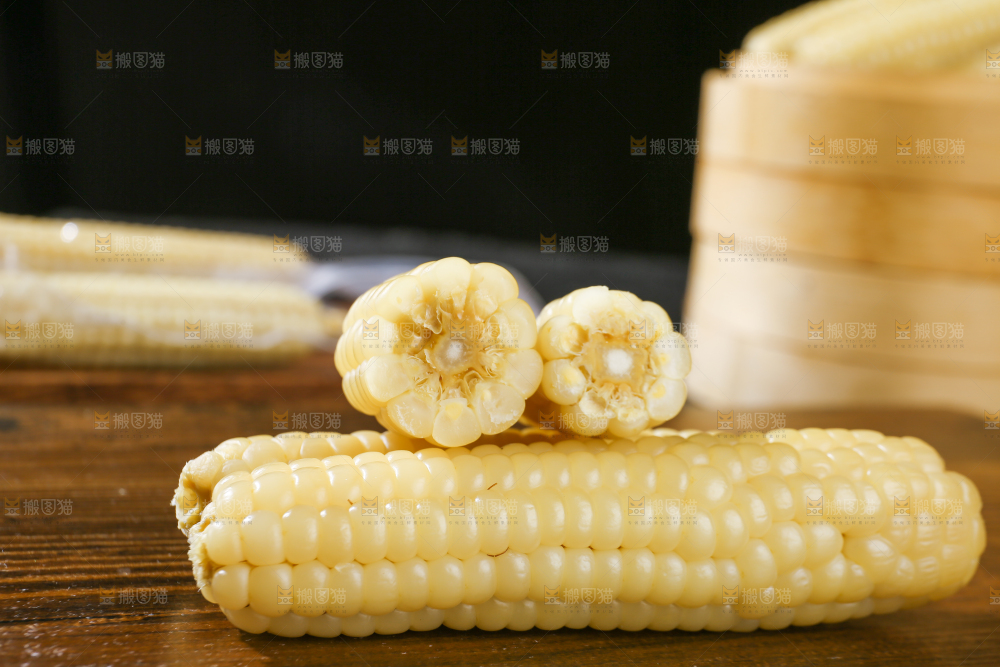 深底上的拇指小玉米
