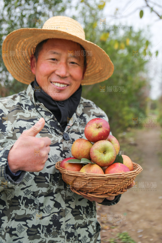手里拿着昭通丑苹果