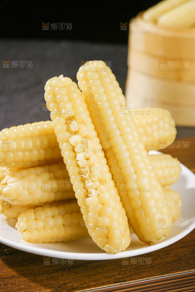 深底上的拇指小玉米