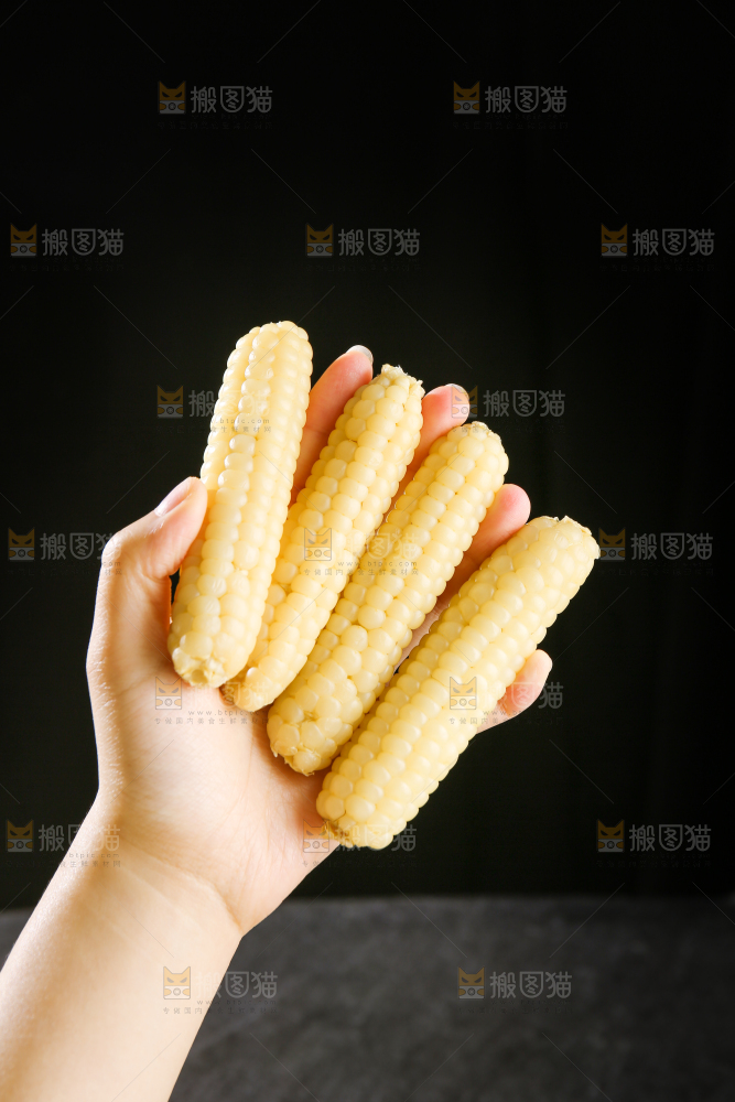 深底上的拇指小玉米