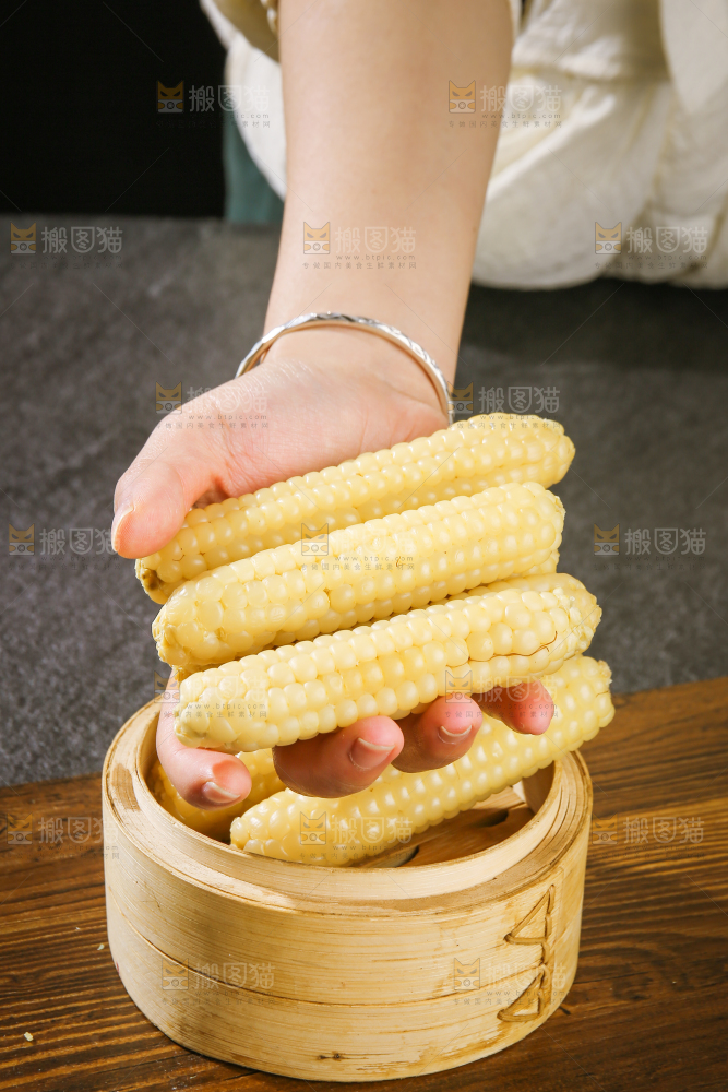 深底上的拇指小玉米