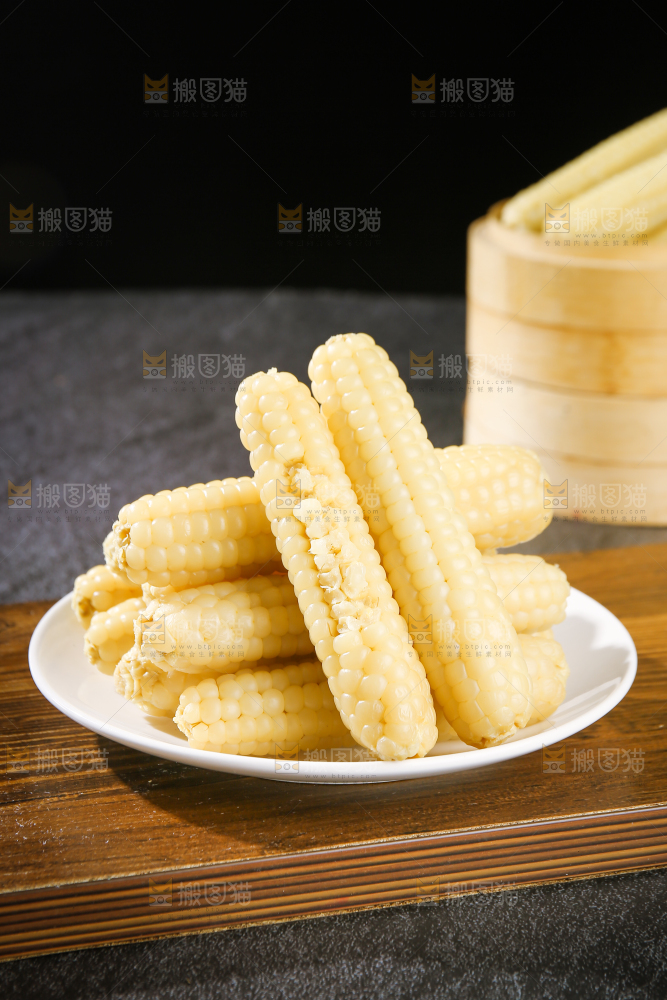 深底上的拇指小玉米