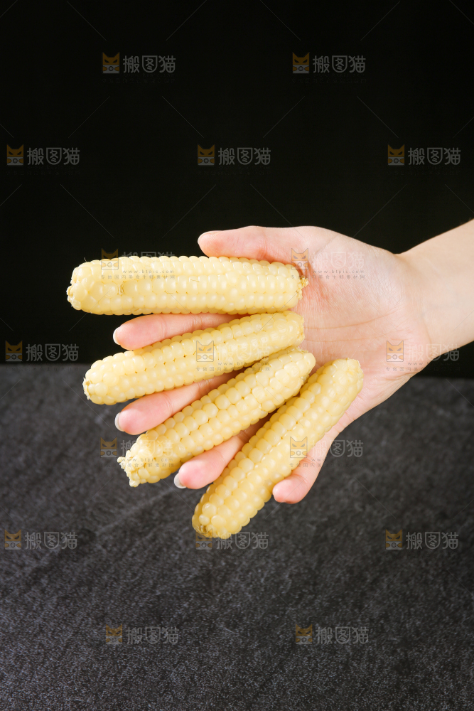 深底上的拇指小玉米