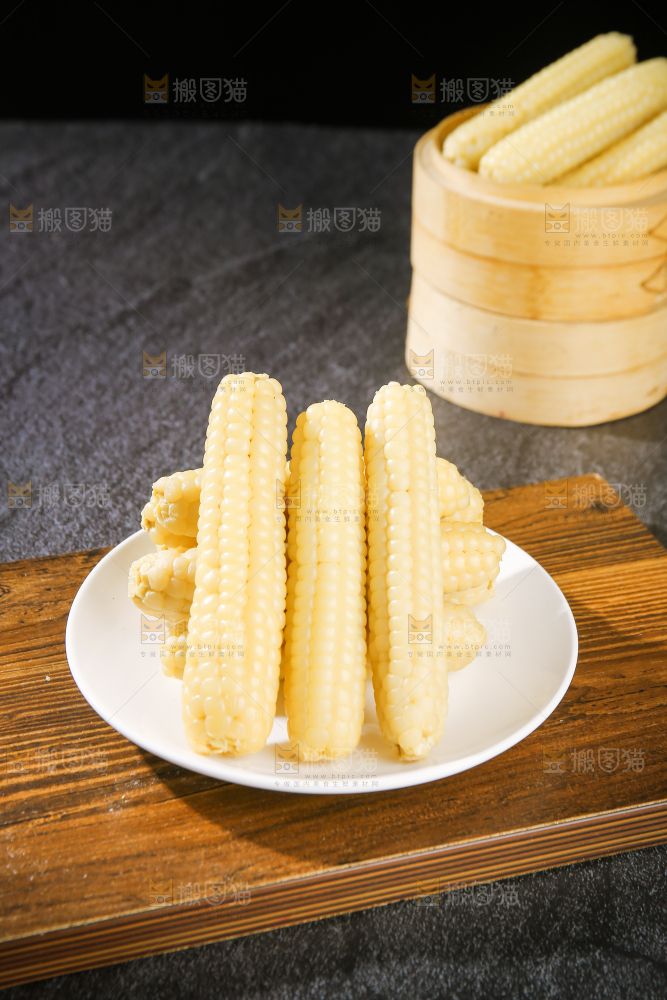 深底上的拇指小玉米