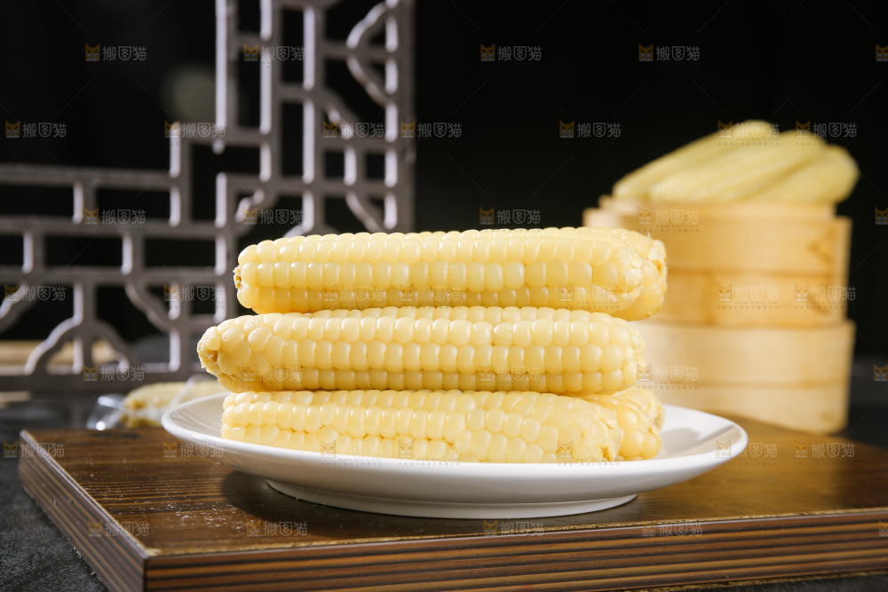 深底上的拇指小玉米