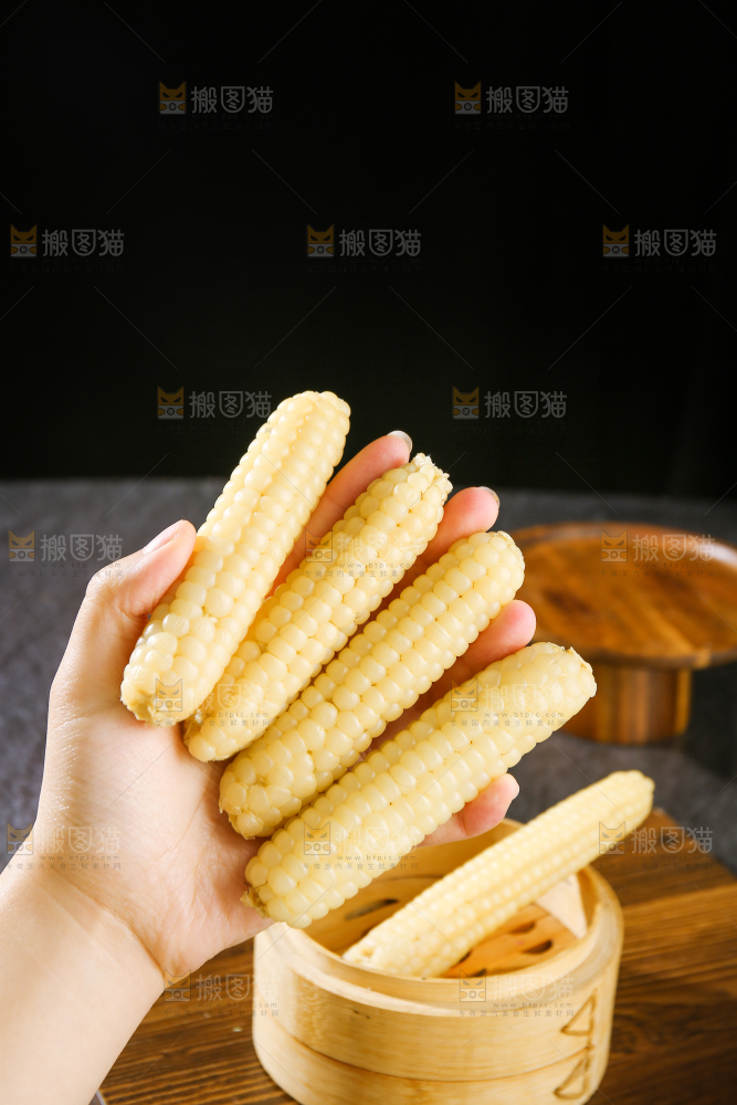 深底上的拇指小玉米