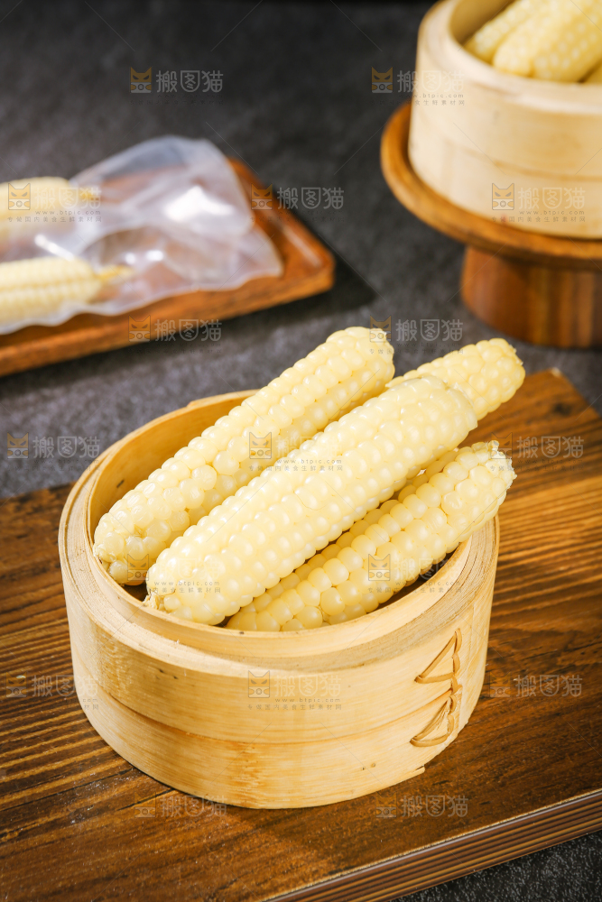 深底上的拇指小玉米