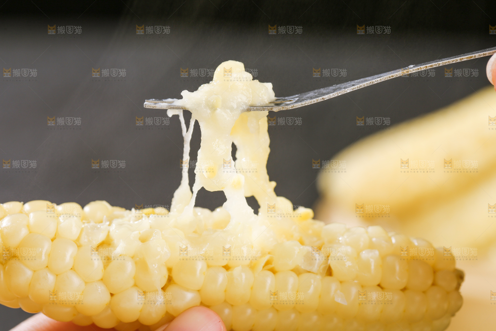 深底上的拇指小玉米