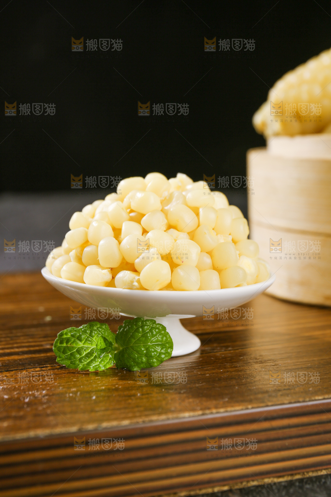 深底上的拇指小玉米