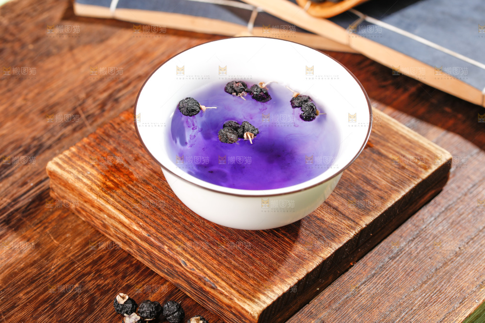 杯子里装着黑枸杞茶