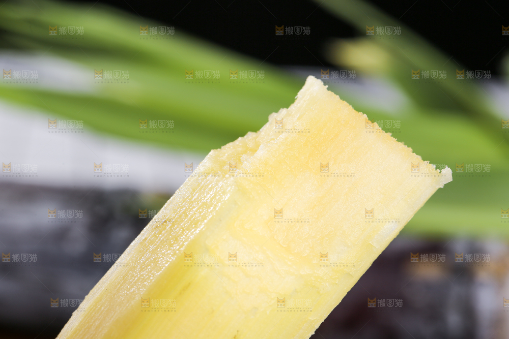 咬了一口的黑皮甘蔗
