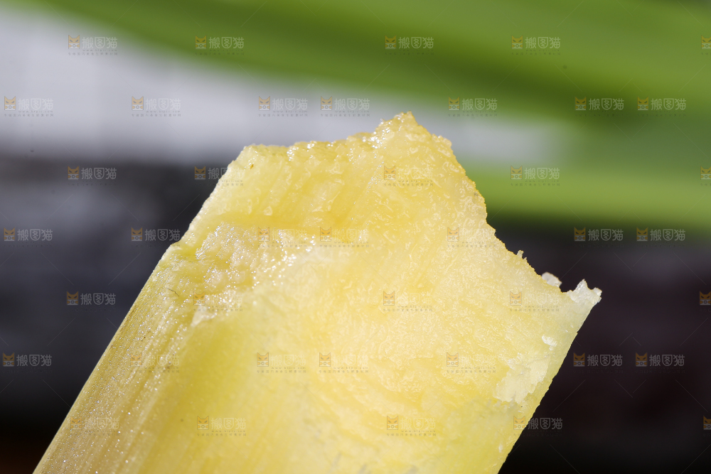 咬了一口的黑皮甘蔗