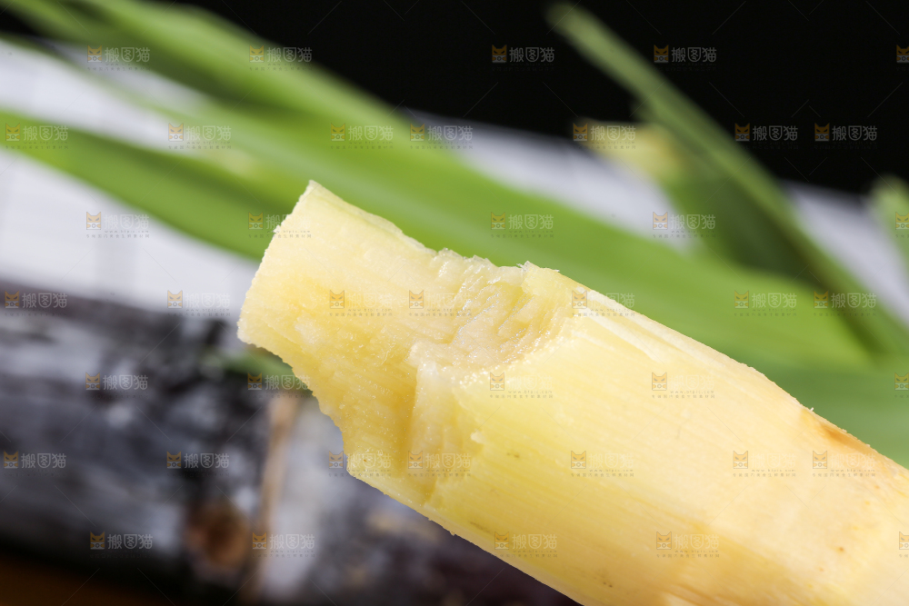 咬了一口的黑皮甘蔗