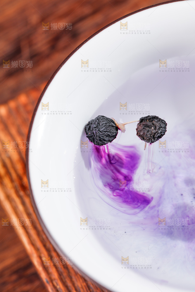 杯子里装着黑枸杞茶