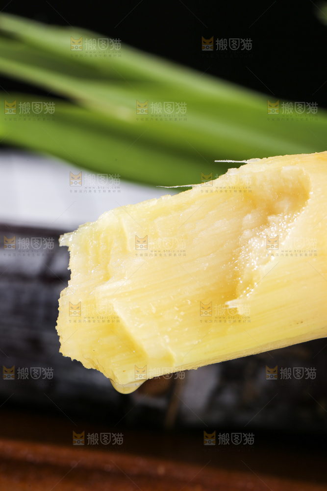 咬了一口的黑皮甘蔗