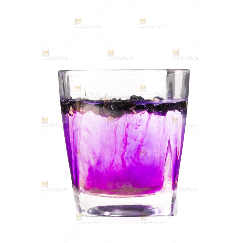 杯子里装着黑枸杞茶