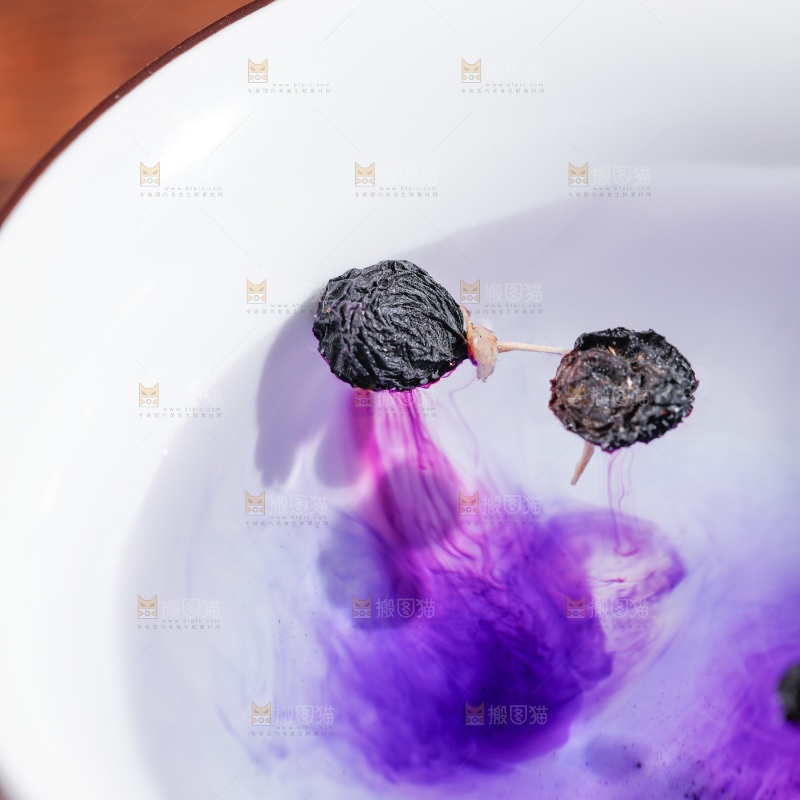 杯子里装着黑枸杞茶