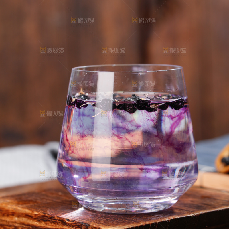 杯子里装着黑枸杞茶